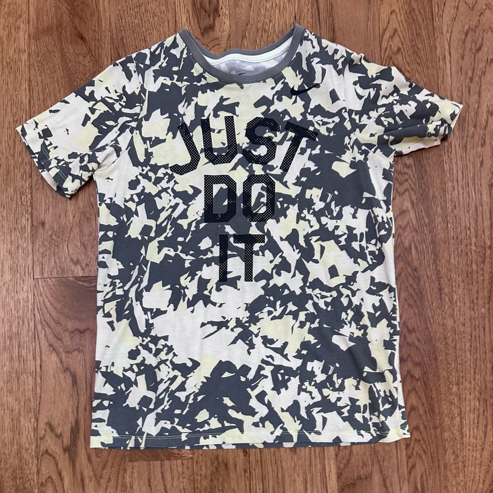THE NIKE TEE Camo Gray White Yellow Short Sleeve athletic cut Large “just do it”